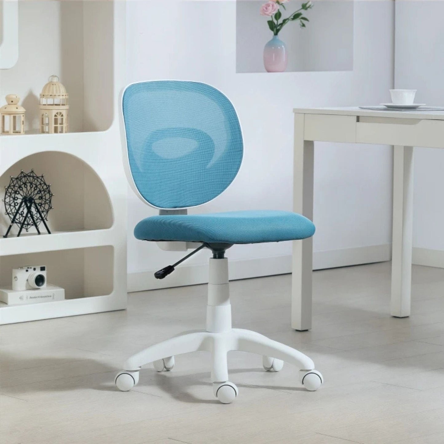 Chaise de bureau bleue à roulettes