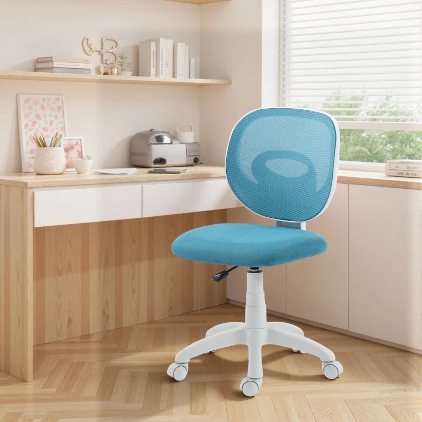 Chaise de bureau bleue à roulettes